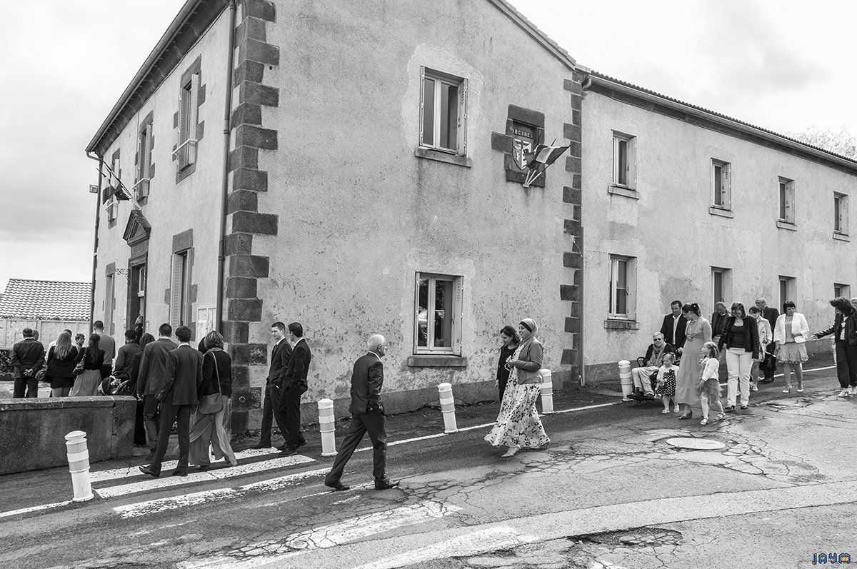 Le maire de la commune d'Orcines accueille les premiers invités du mariage de Jessica et Jérémie.