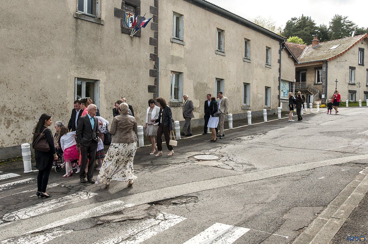 Le défilé des invités devant la mairie d'Orcines dans le Puy-de-Dôme