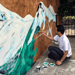 Réalisation de fresques sur commande. L'artiste Jaym réalise une fresque sur le thème de la châine des Puys pour la terasse d'une maison sur la commune de Cros