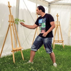 Jaym créateur de rêves. Avec rien il fait tout. Jaym artiste atypique qui exerce la peinture, le dessin, la sculpture, la photographie, la vidéo et l'ecriture, le graphisme numérique.