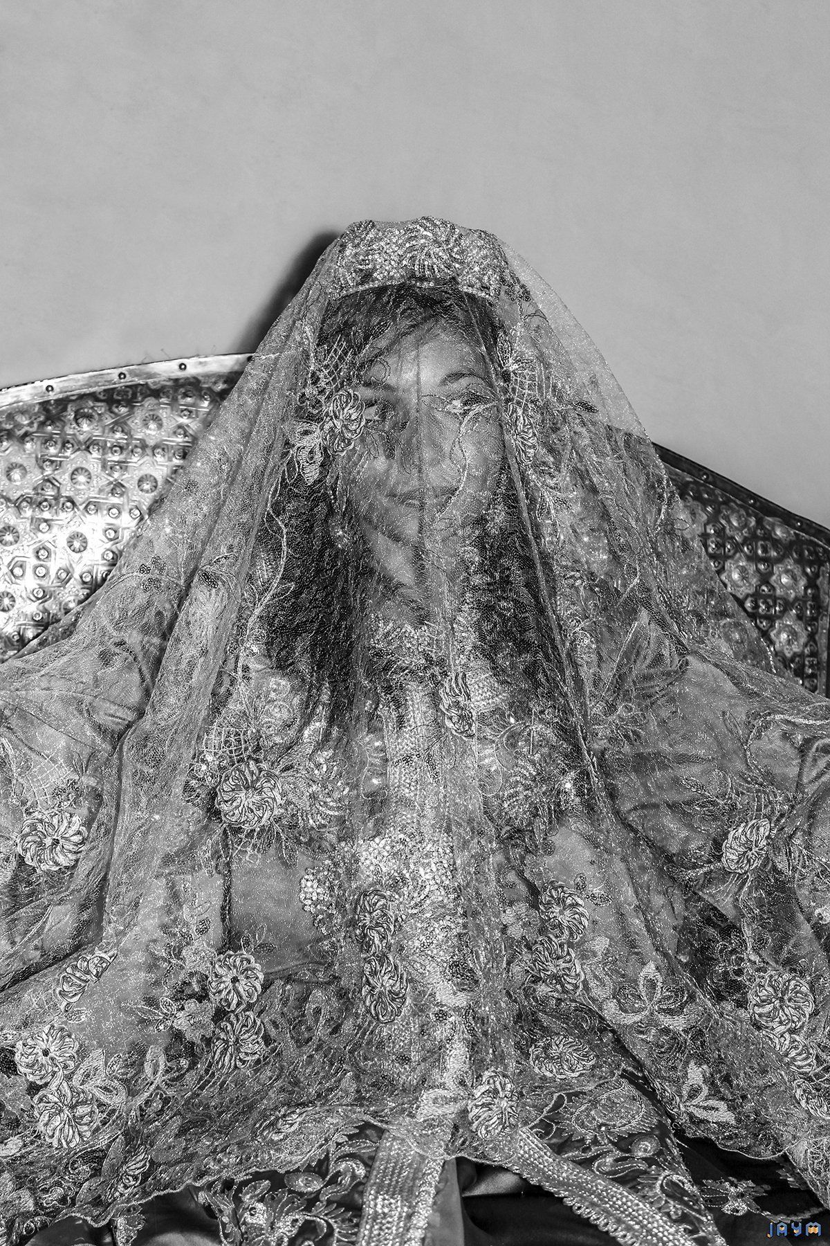 Jolie mariée inatentive, distraite par l'entourage, effrayéé par son mariage mais heureuse !
