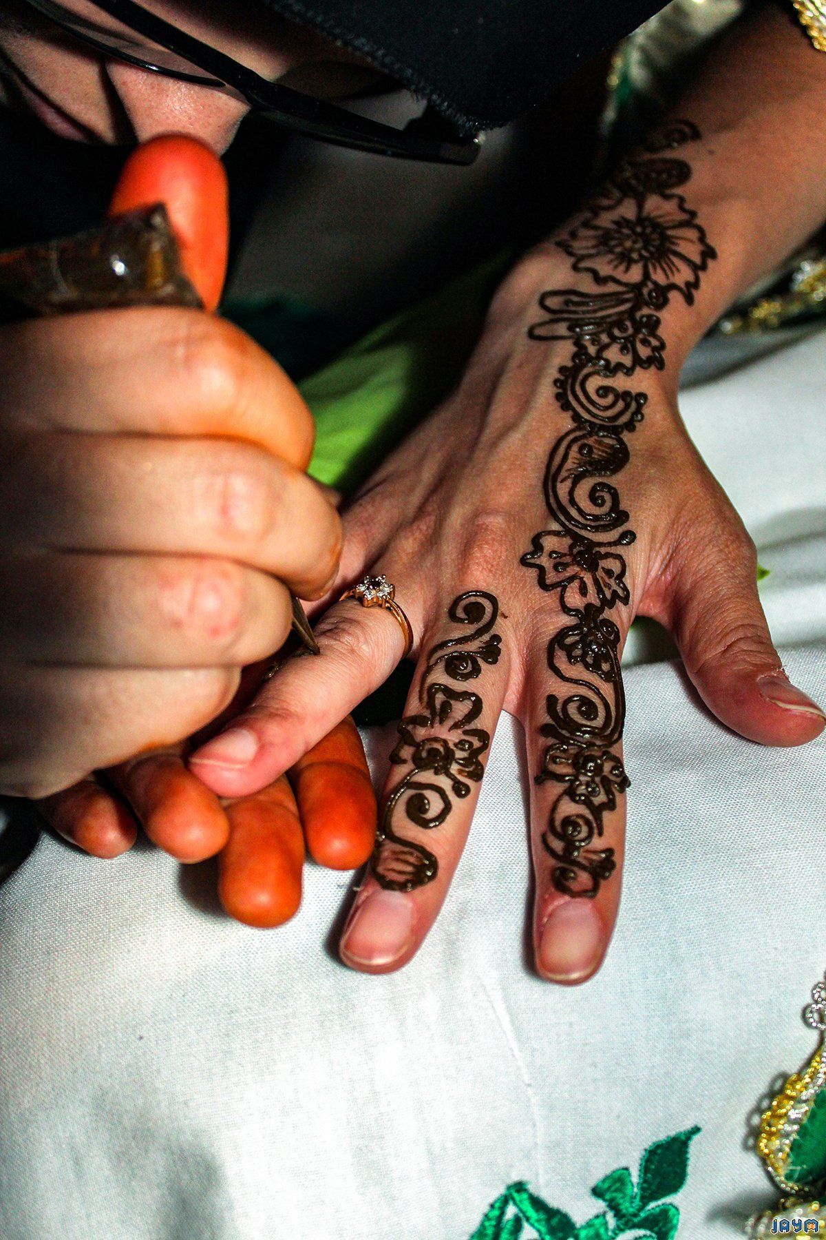 Réservé à l’origine aux femmes de l’Inde et du Maghreb à des fins religieuses, le tatouage au henné traverse les frontières et se démocratise.