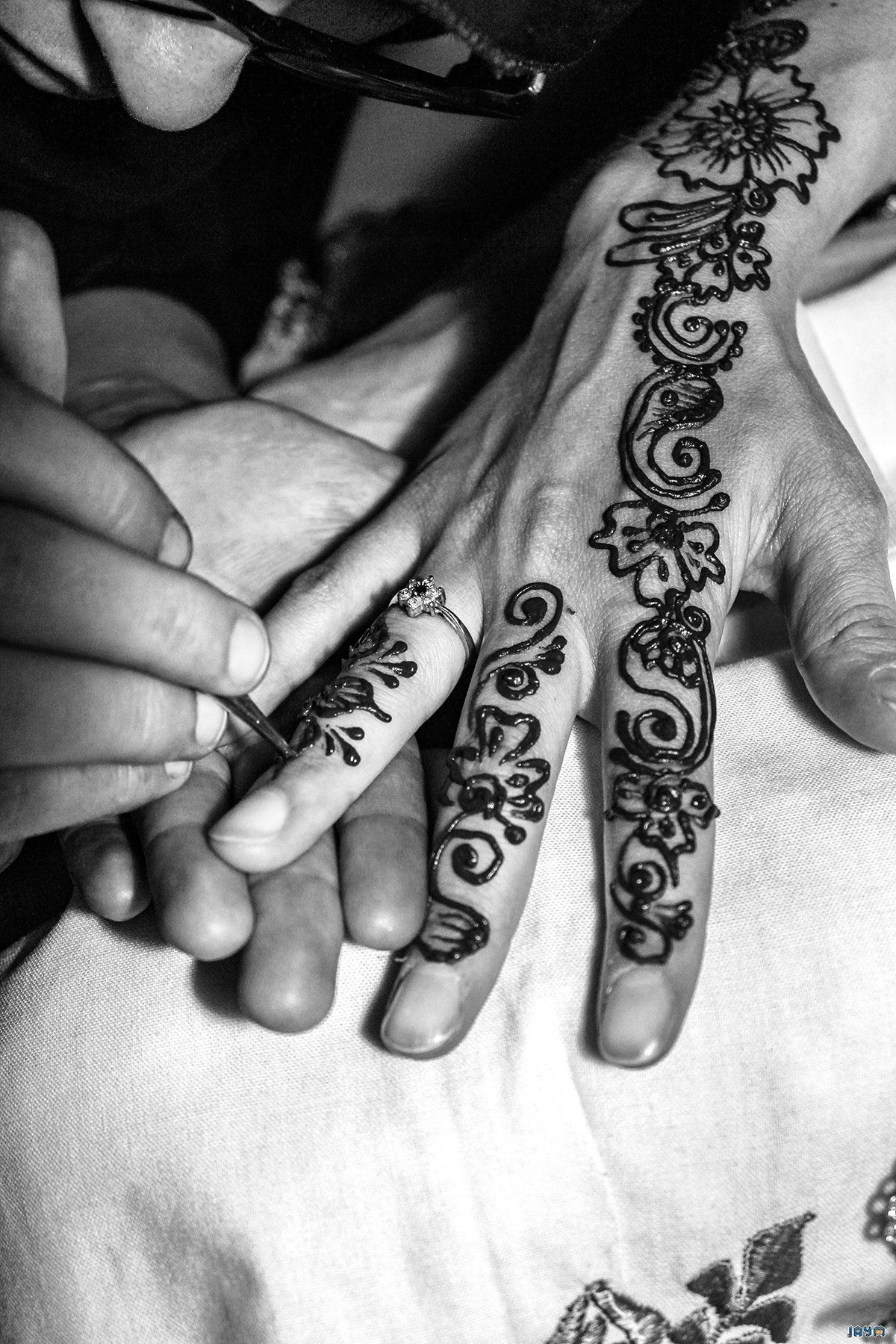 Le tatouage au henné, ou mehndï, est une pratique traditionnelle qui consiste à faire des dessins sur la peau, généralement des mains ou des pieds.