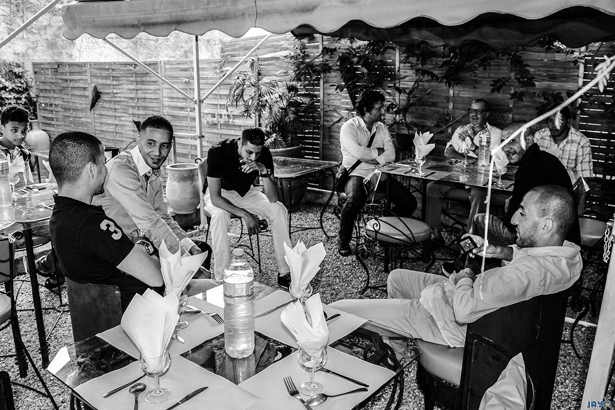 Le marié au téléphone pendant que les copains fêtent son union.