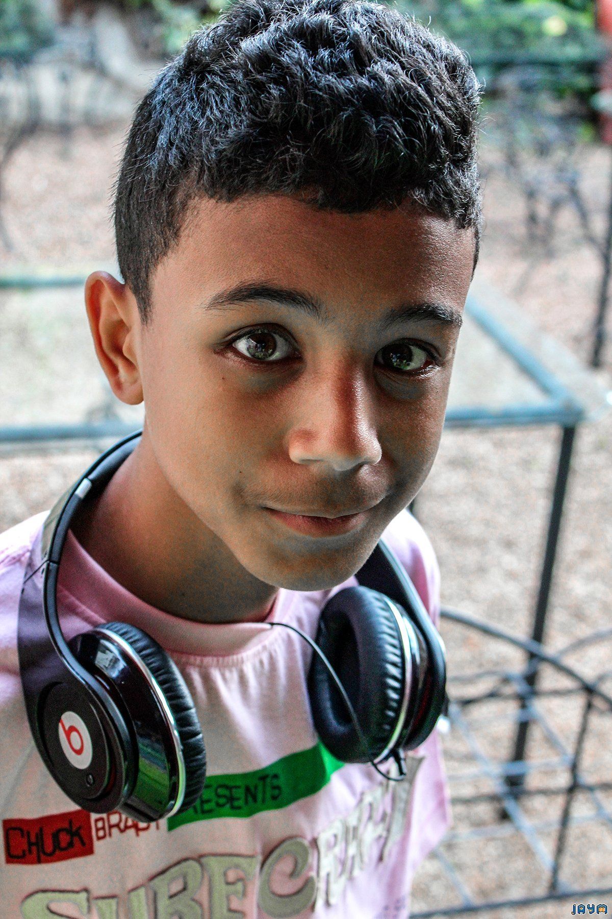 Jeune adolescent au casque mp3 autour du cou.