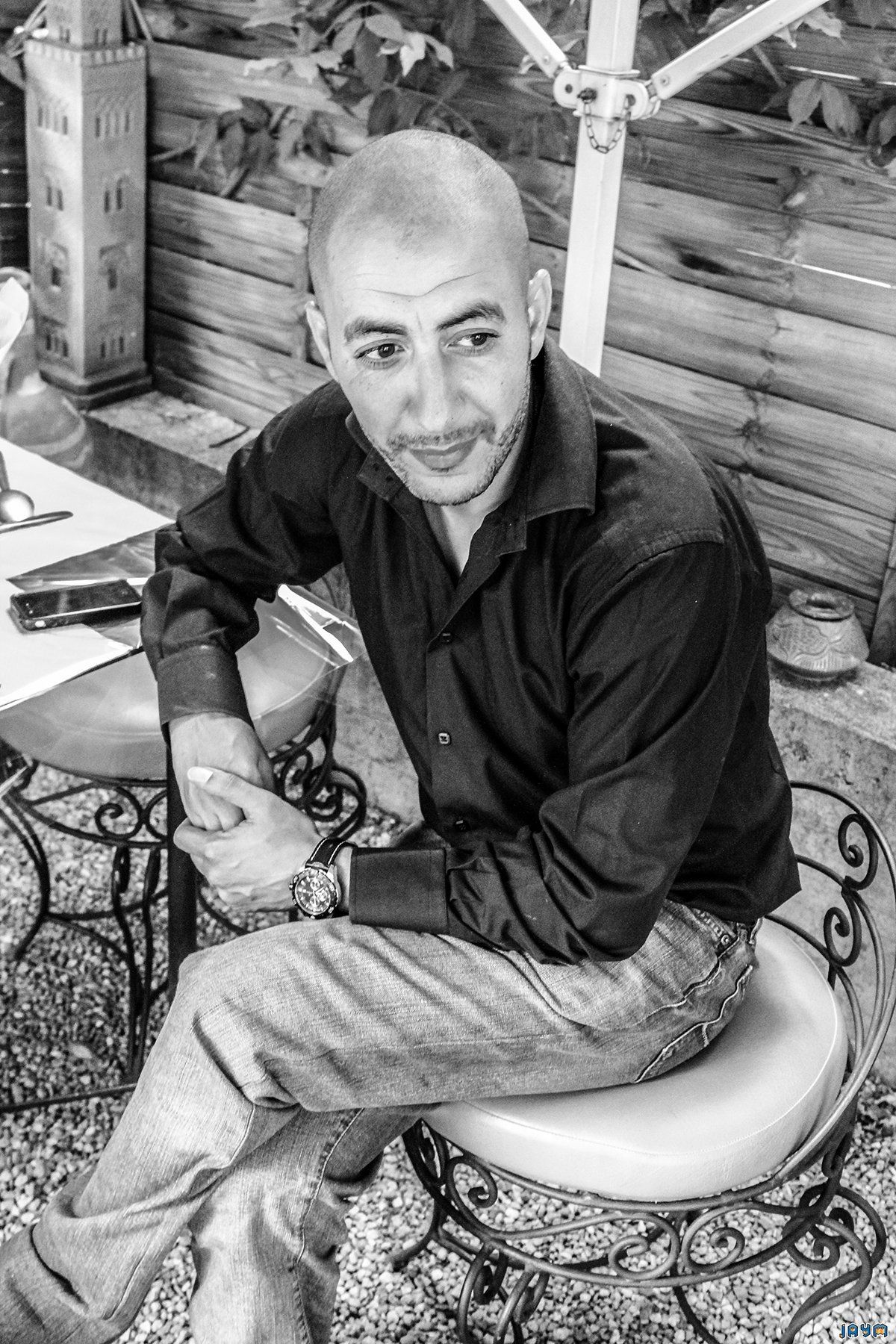 Le regard fuyant face à l'objetcif du photographe de mariage.
