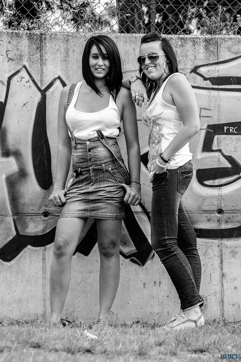 Shooting de Julie et sa pote Brune en jupe sexy avec une copine à lunettes