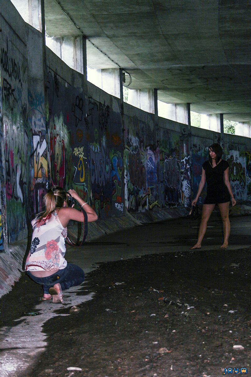 Julie pose devant l'objectif d'une photographe sexy