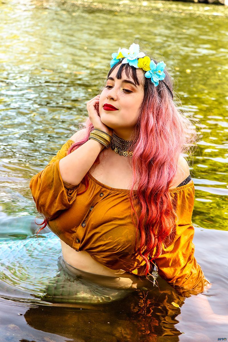 Sirène aux seins énormes plonge dans l'eau froide