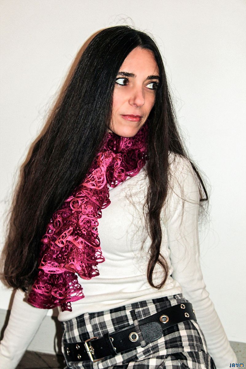Tirer ses longs cheveux et soulever sa petite jupe
