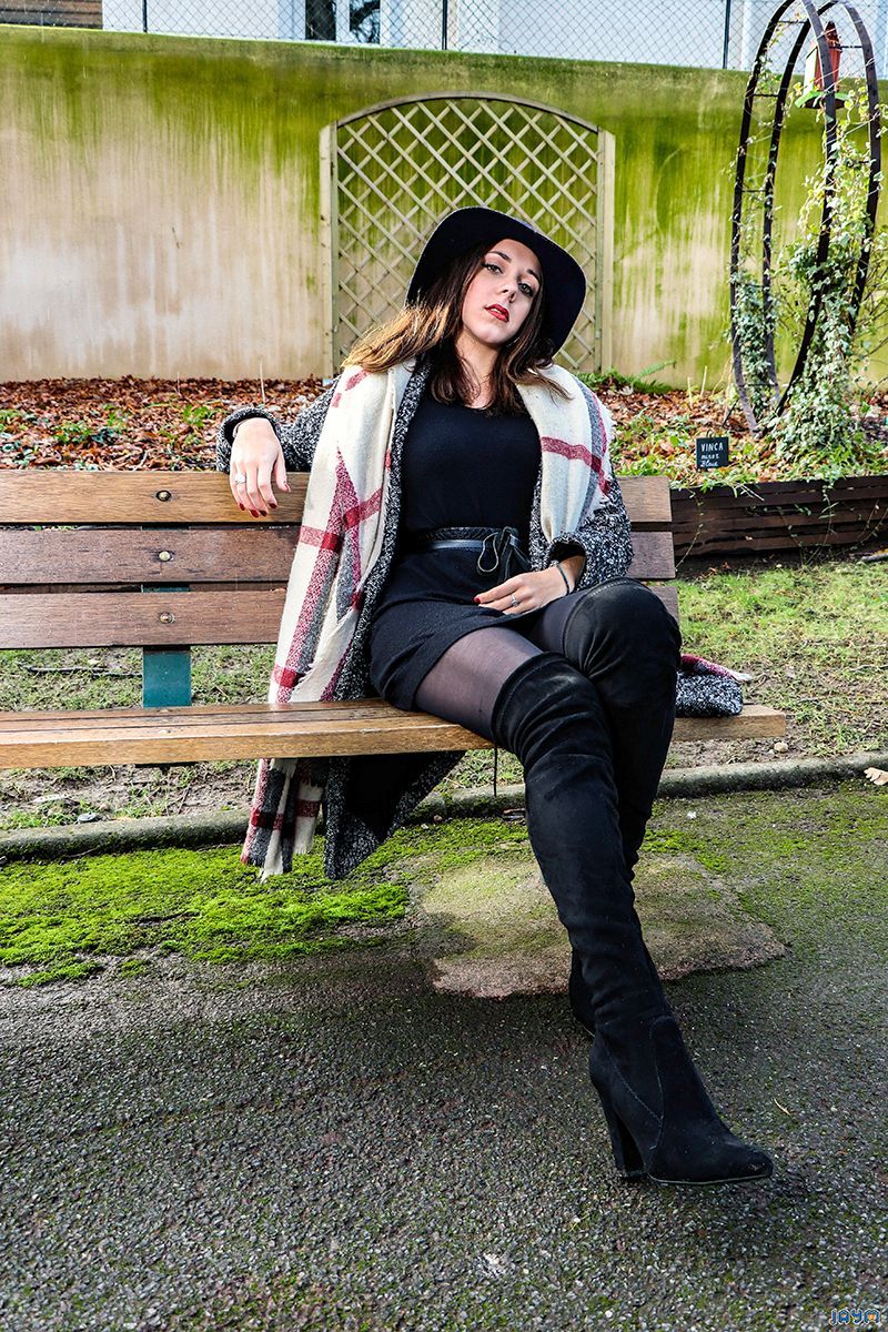 Miss assise sur le banc d'un parc auvergnat