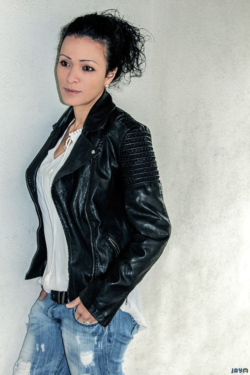 Shooting de Lila Petite veste en cuire pour une sublime maghrébine sexy et naturelle