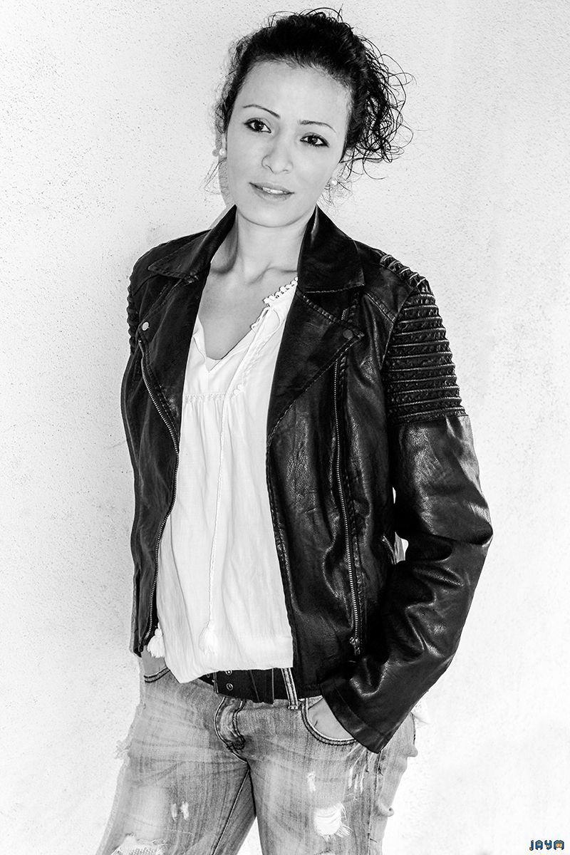 Une maghrébine pose devant un photographe