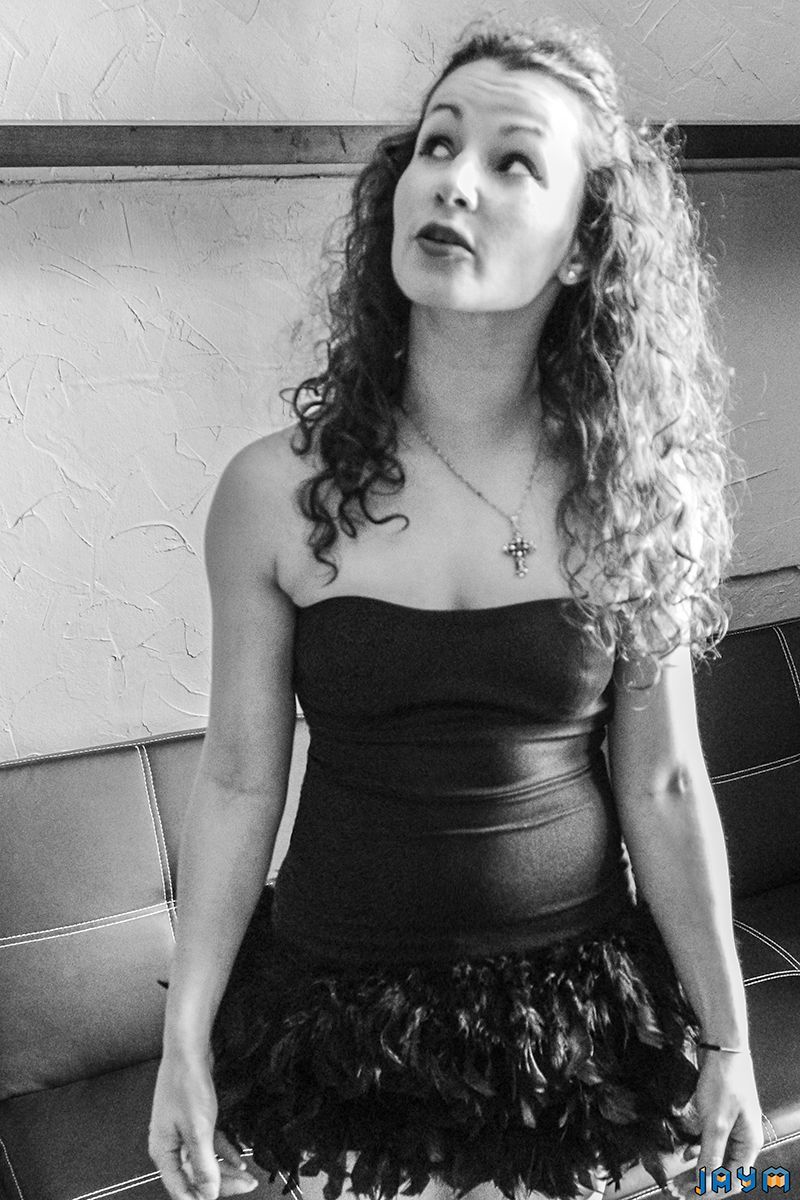 Jeune femme avec une mini robe noire ultra courte