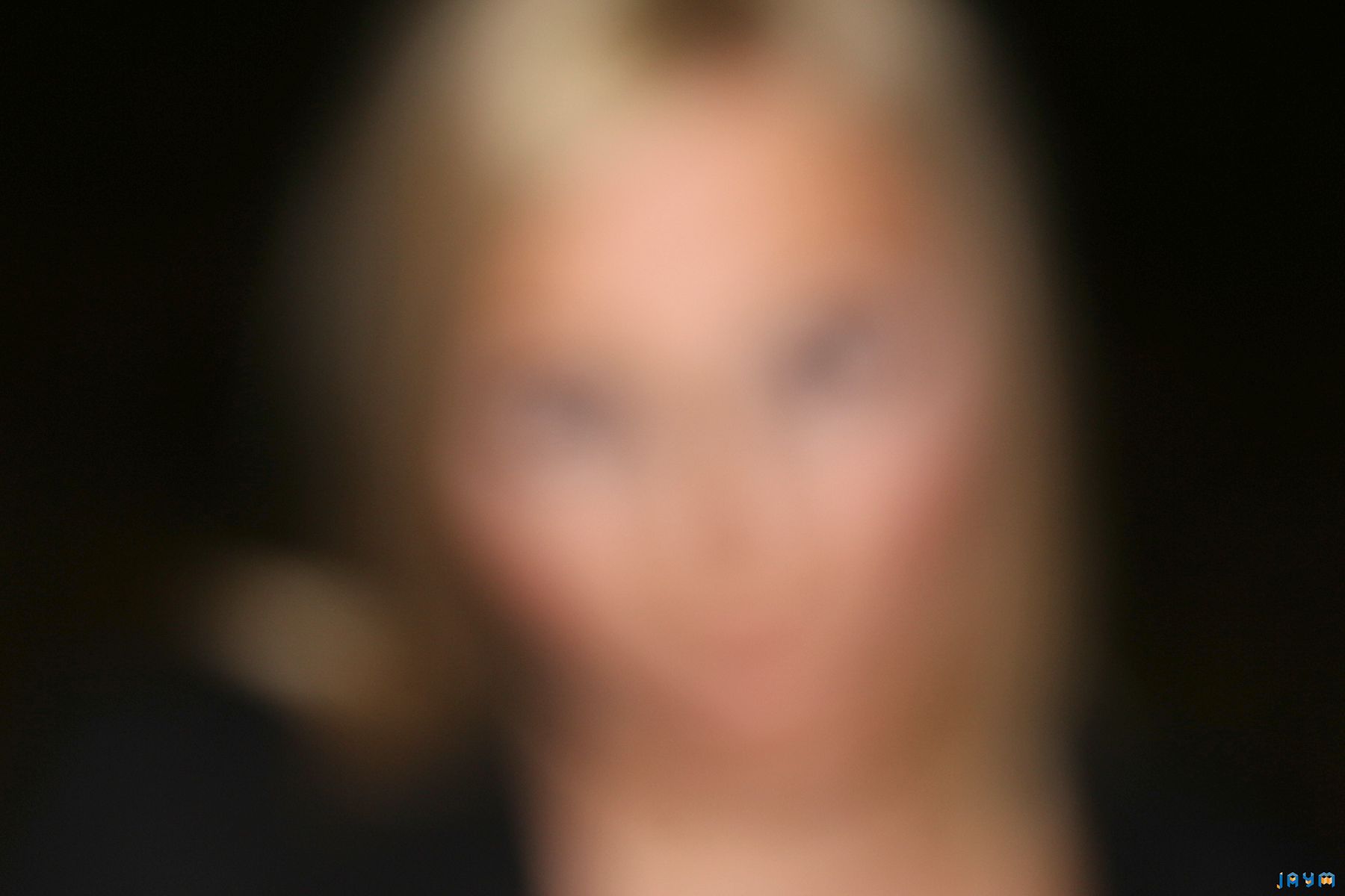 Image floue d'une femme surprise