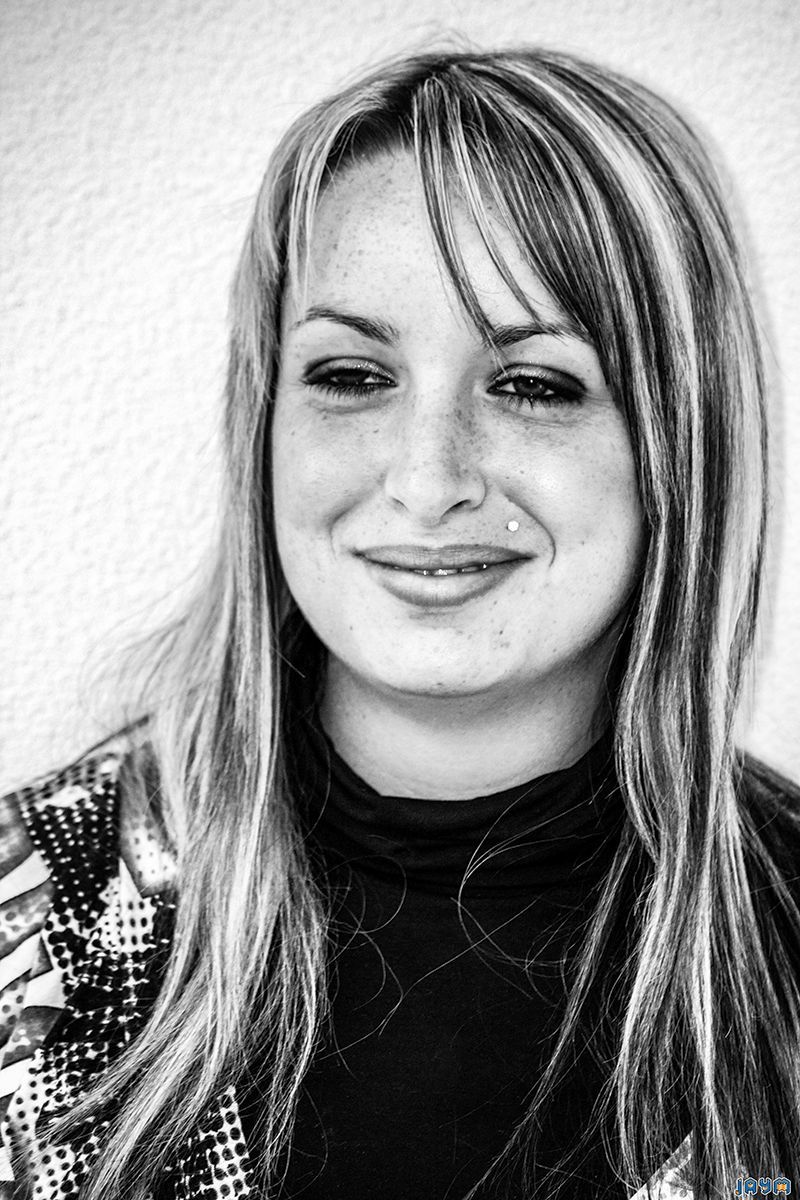 Une fille sourit après avoir fait l'amour