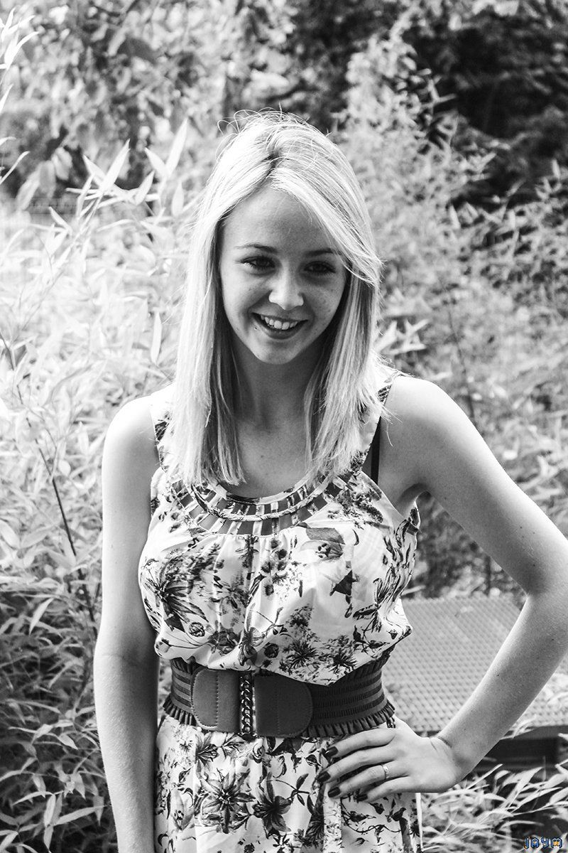 Jeune adolescente blonde en noir et blanc