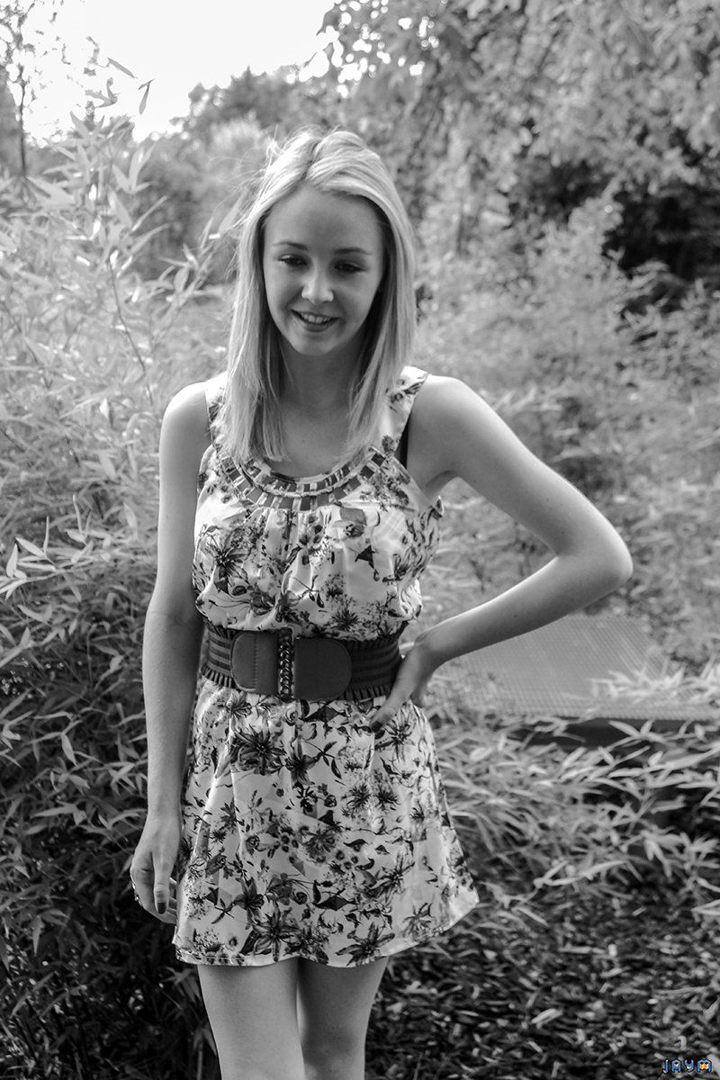 jeune blonde en noir et blanc