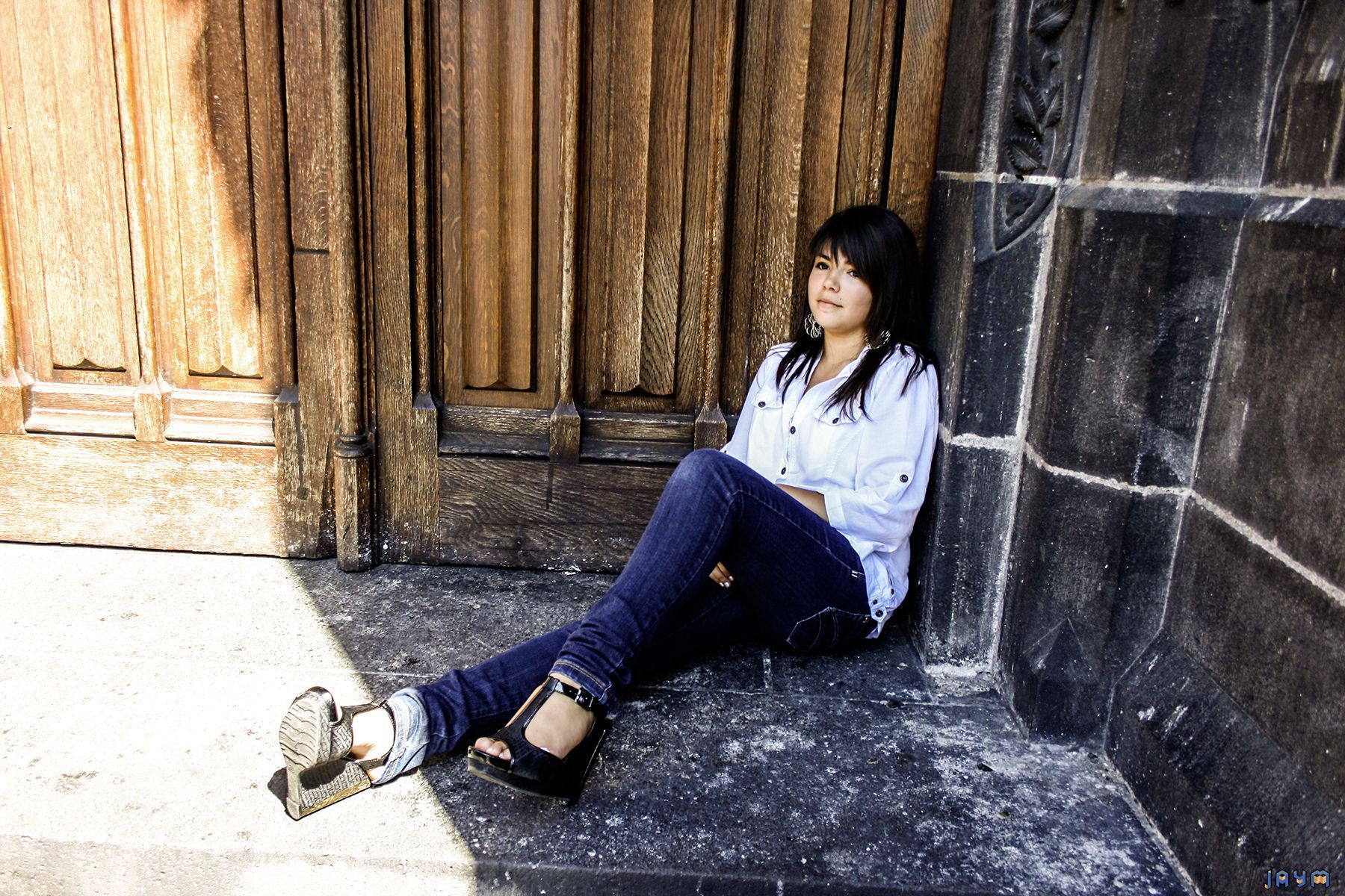 Shooting de Manon Assise devant une cathédrale majestueuse