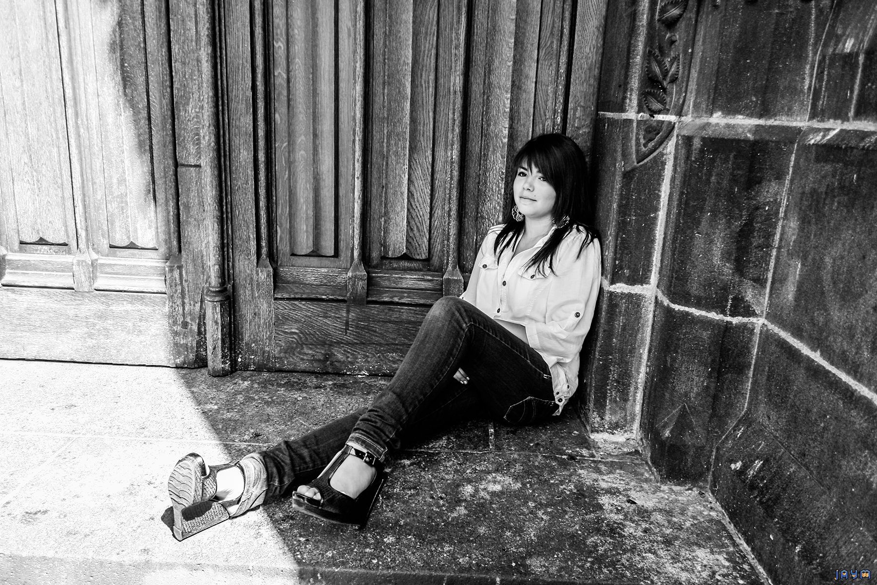 Assise par terre