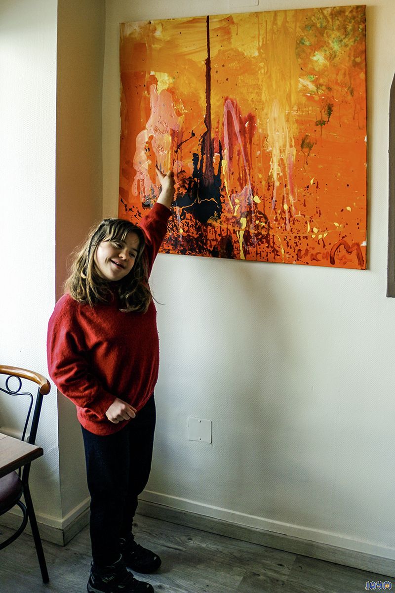 Lorsque la Lumière passe au travers d’un cristal ou d’une goutte d’eau, elle se déploie en couleurs très vives dans un arc en ciel…les couleurs…c’est de la vraie Lumière…