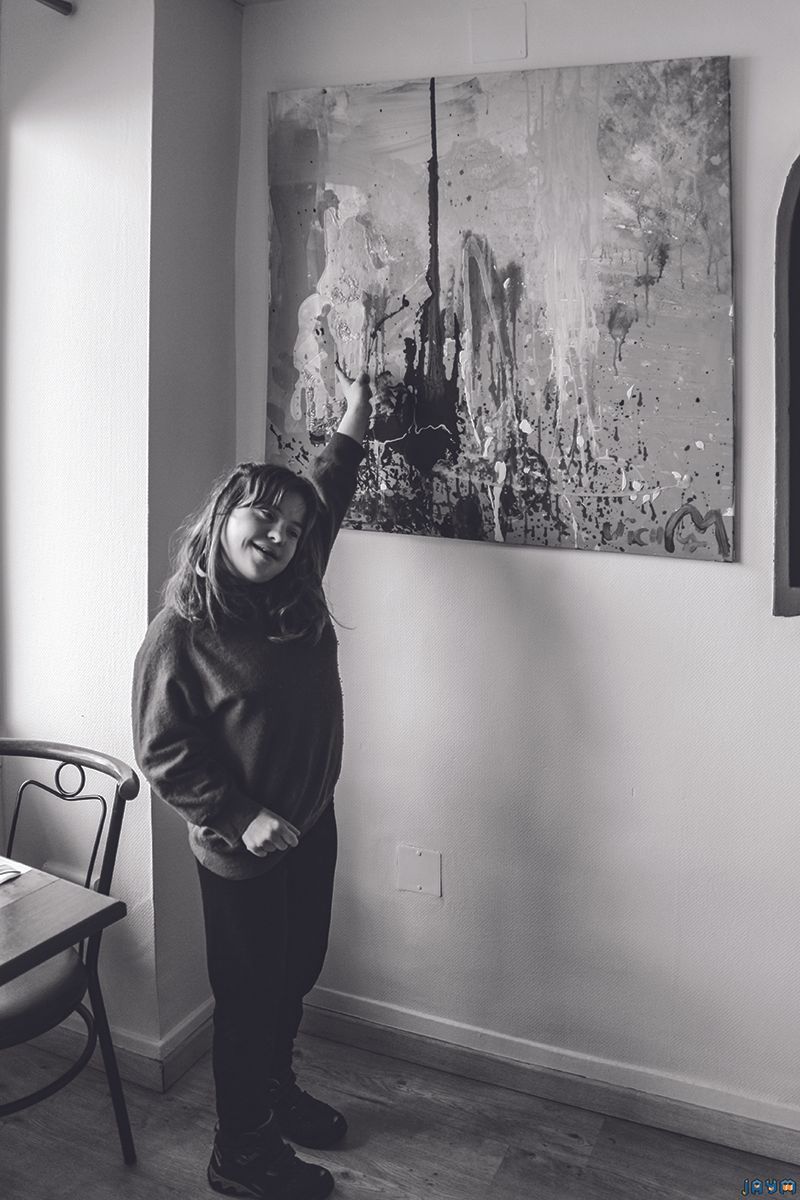 La rondeur, l’enveloppement, l’éloge de la lenteur, la peinture offerte telle un soin vers l’observateur.