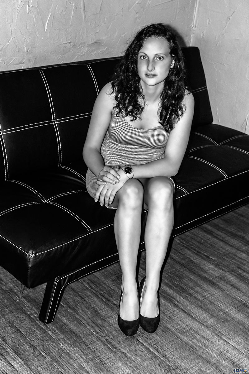 Jeune ingénue assise