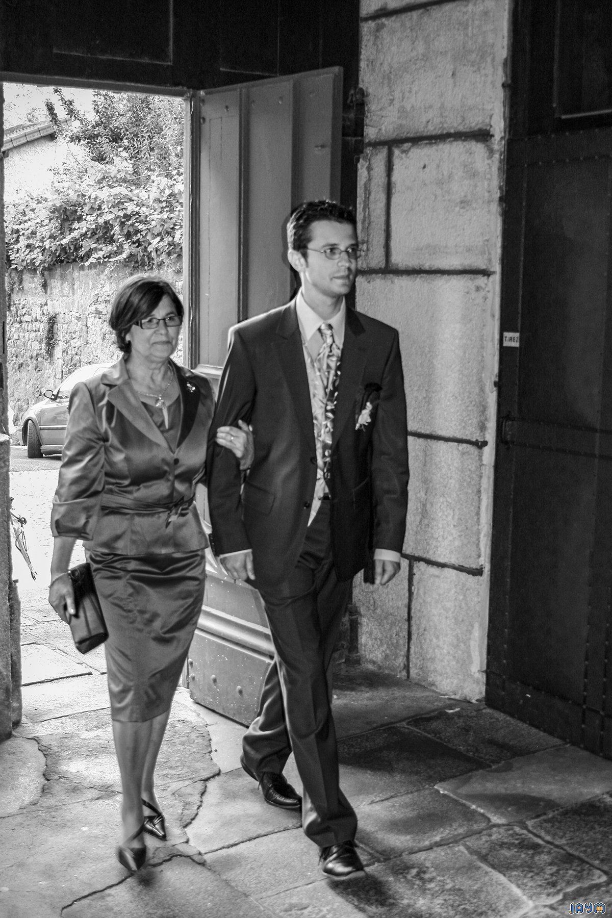 Maman accompagne son fils à l'hôtel de l'eglise. photogrpahie de Jaym.