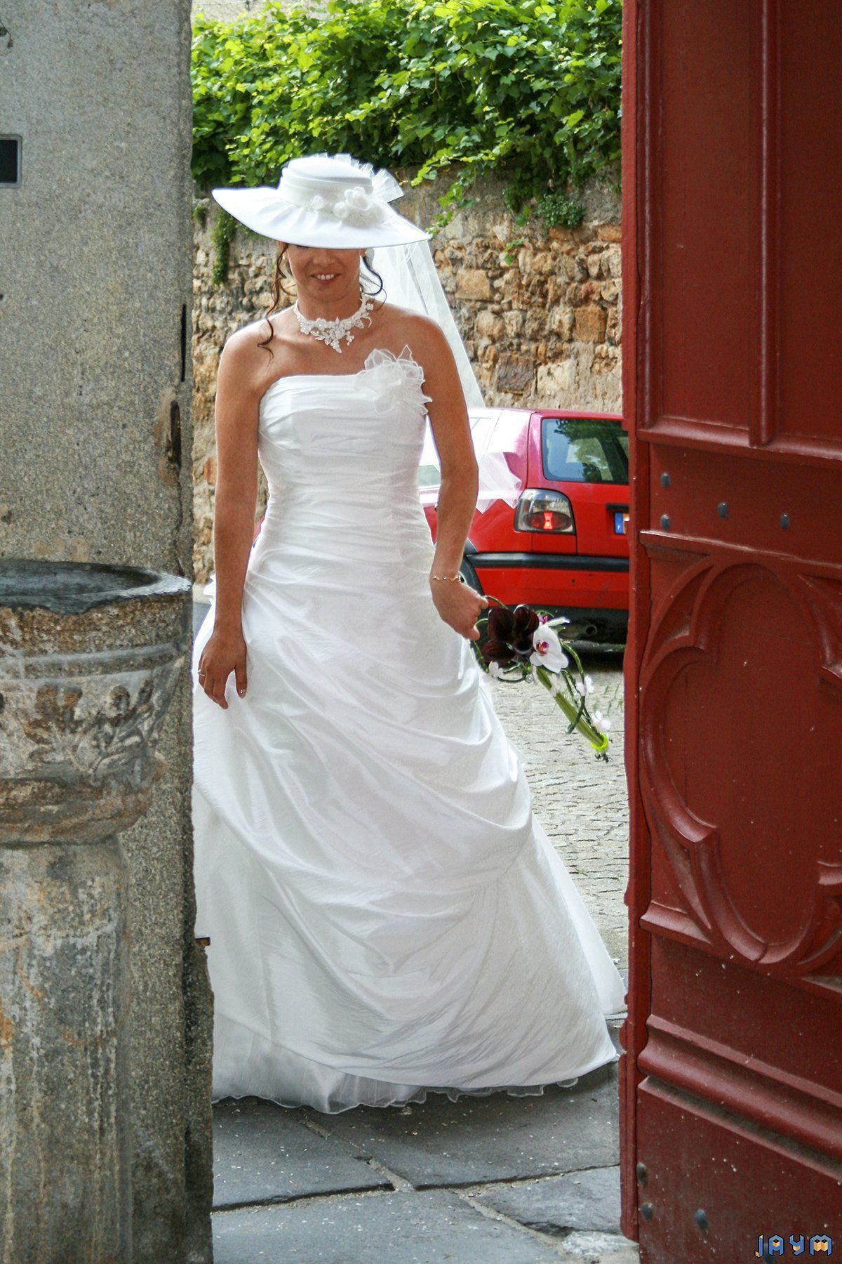 Héléna, belle mariée, impatiente. Photographie de Jaym, photographe de Durtol, puy-de-dôme