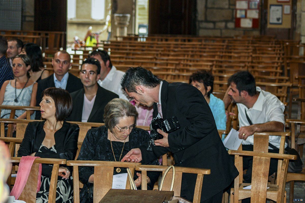 Les invités des mariages aiment prendre des photos souvenir.