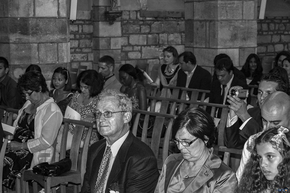 Les invités assistent à la cérémonie dans l'eglise de Vic-le-Comte, puy-de-dôme