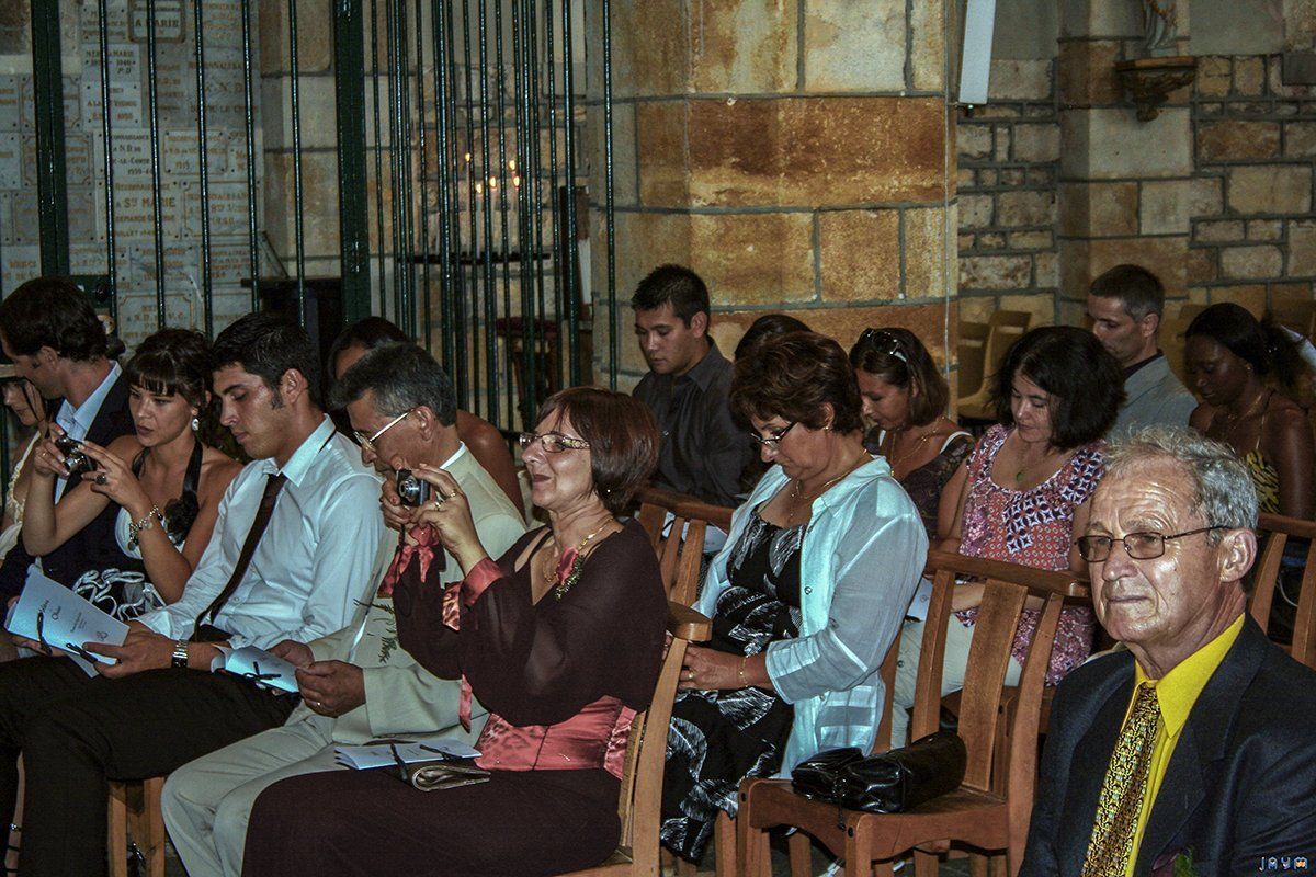 La lecture des voeux de mariage devant les invités.