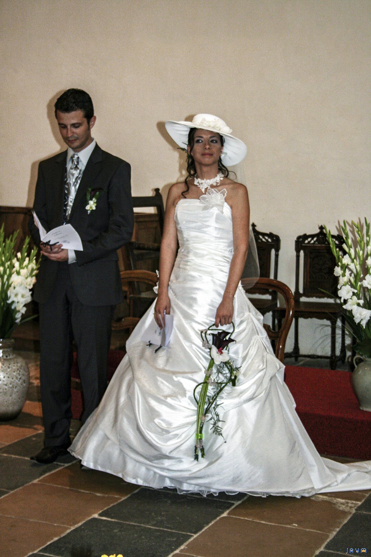 La mariée détourne son regard à droite.