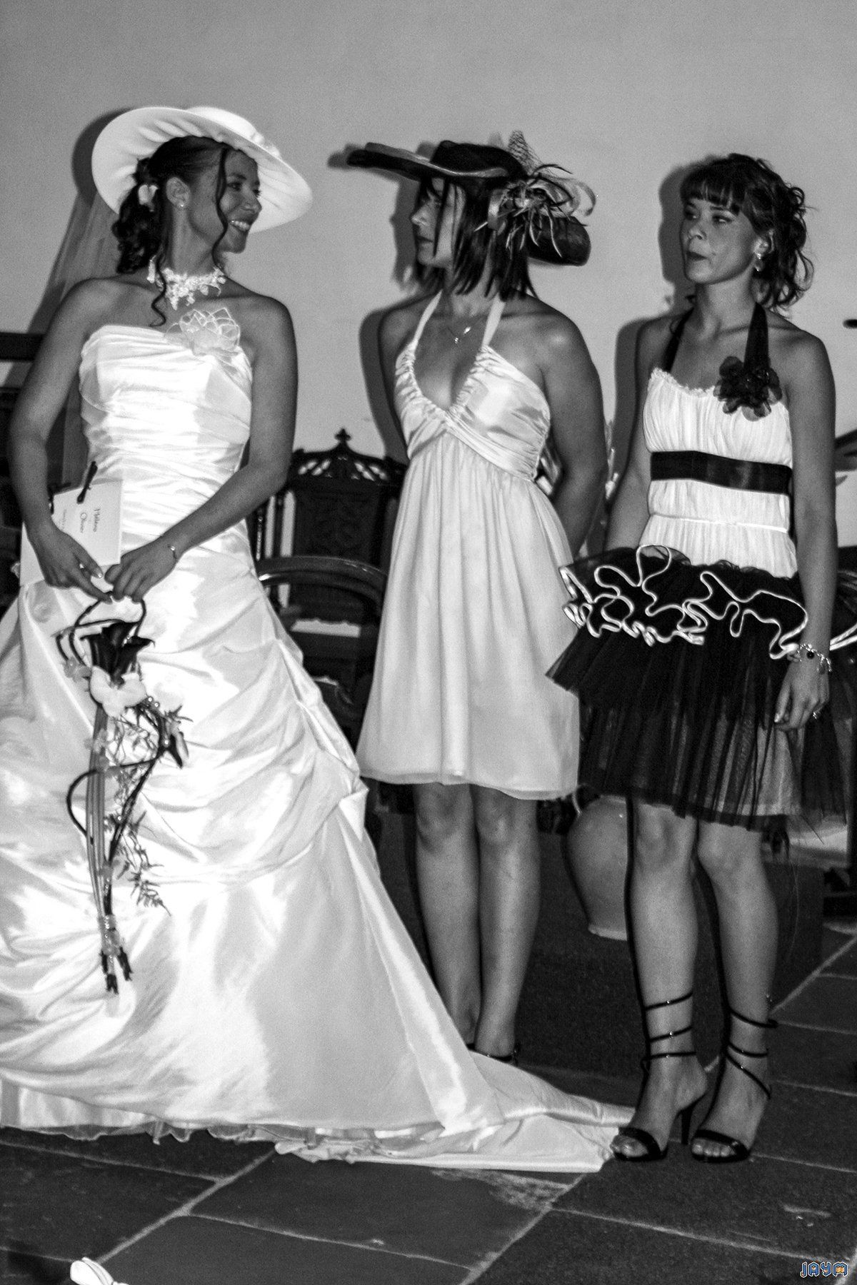La mariée a choisi deux femmes comme témoin.