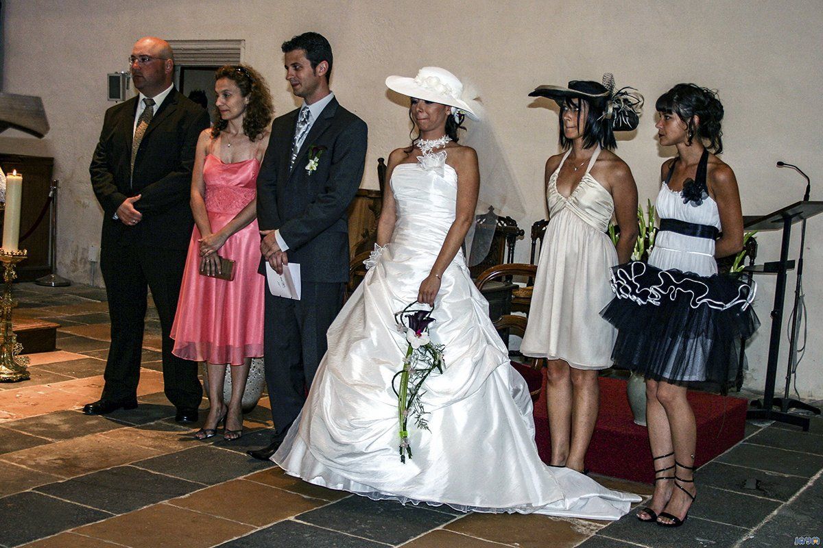 Parfois les cérémonie religieuse durent un peu et on s'ennuie.