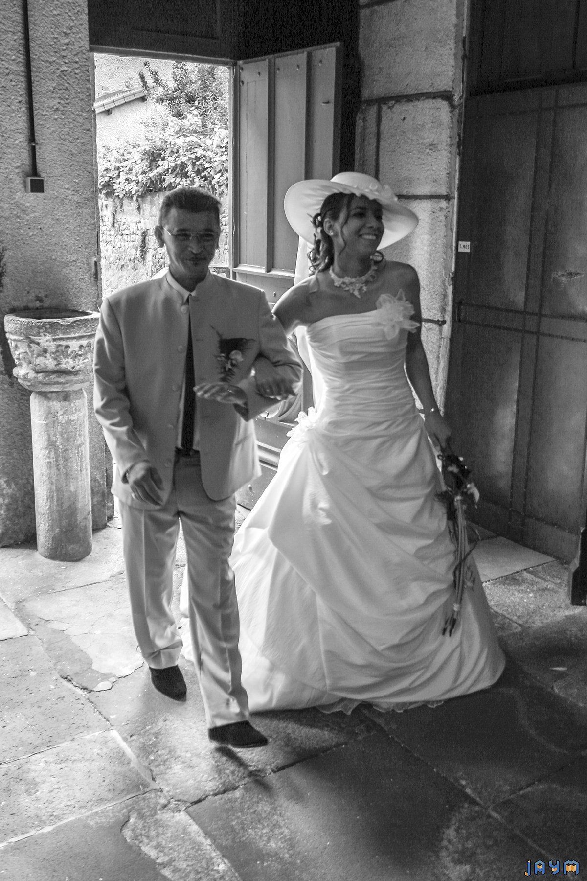 Le père de la marié l'escorte jusqu'à son futur époux ! Photo de l'artiste auvergnat Jaym.