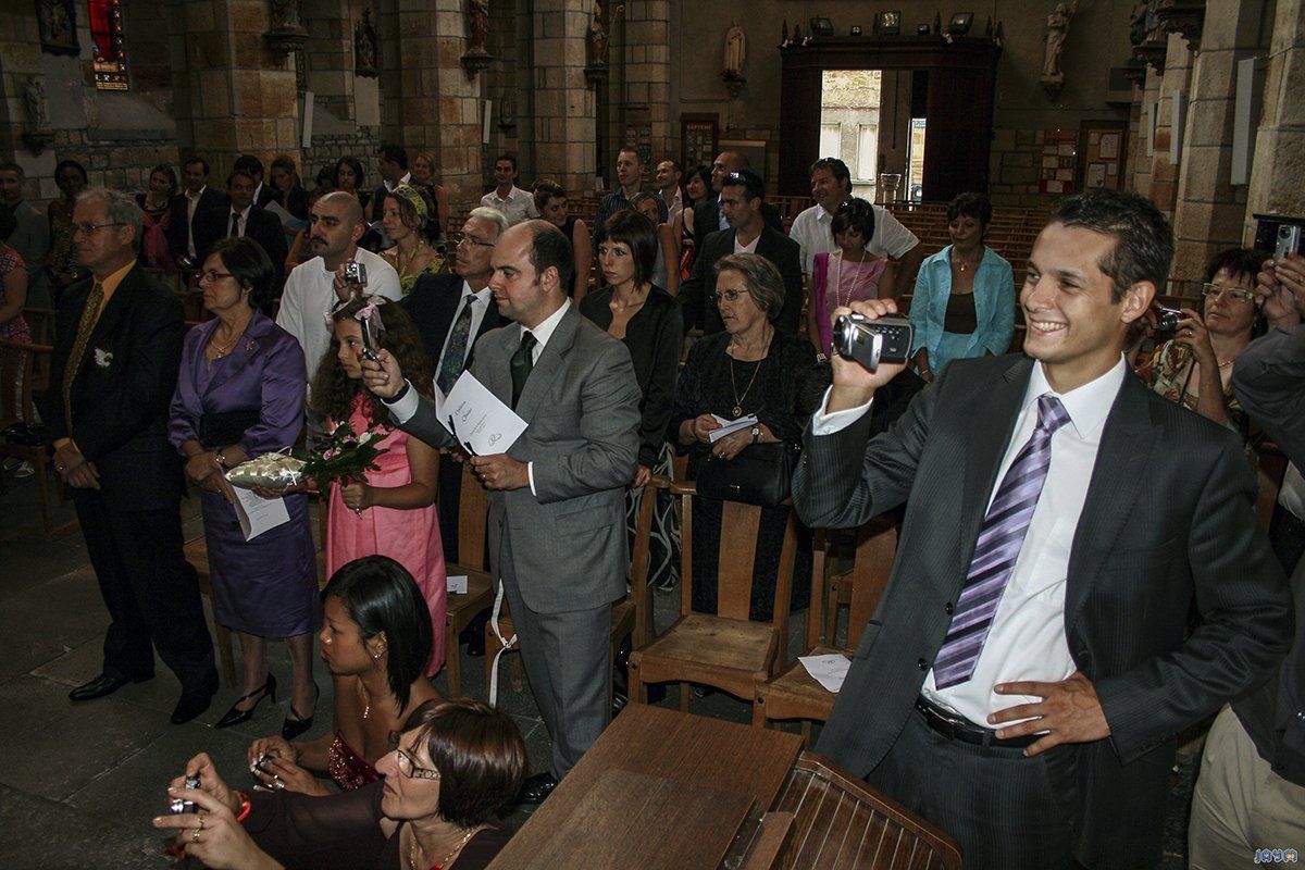 L'invité tellement heureux de participer au mariage qu'il en film chaque instant avec un large sourire.