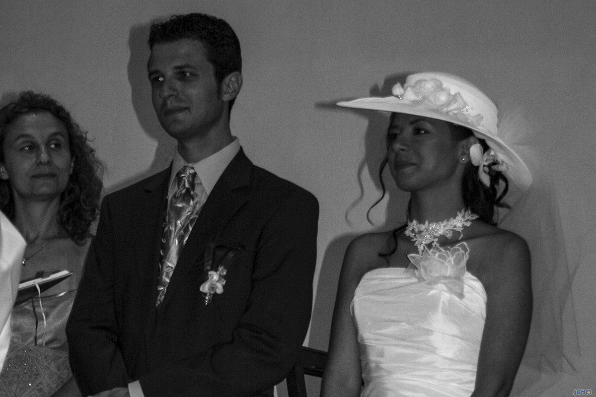 La soeur du marié en admiration devant lui.