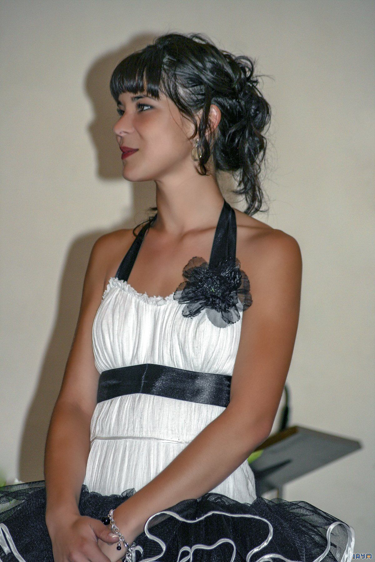 Une des deux témoins de la mariée.