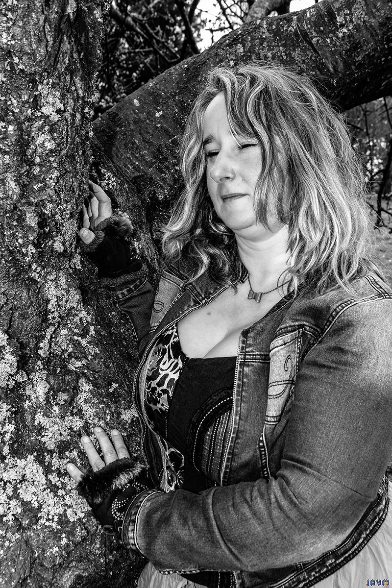 Elle ferme les yeux de plaisir