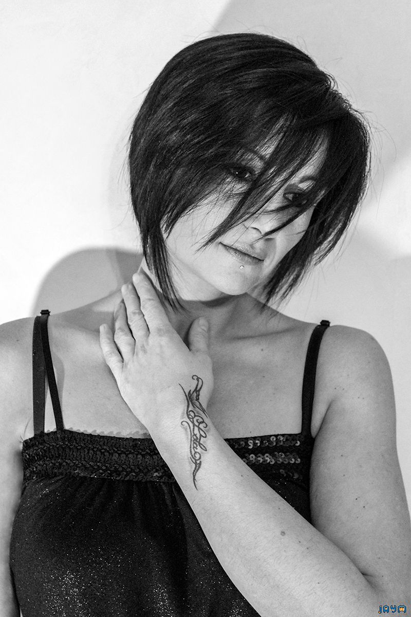 Elle caresse son cou, noir et blanc