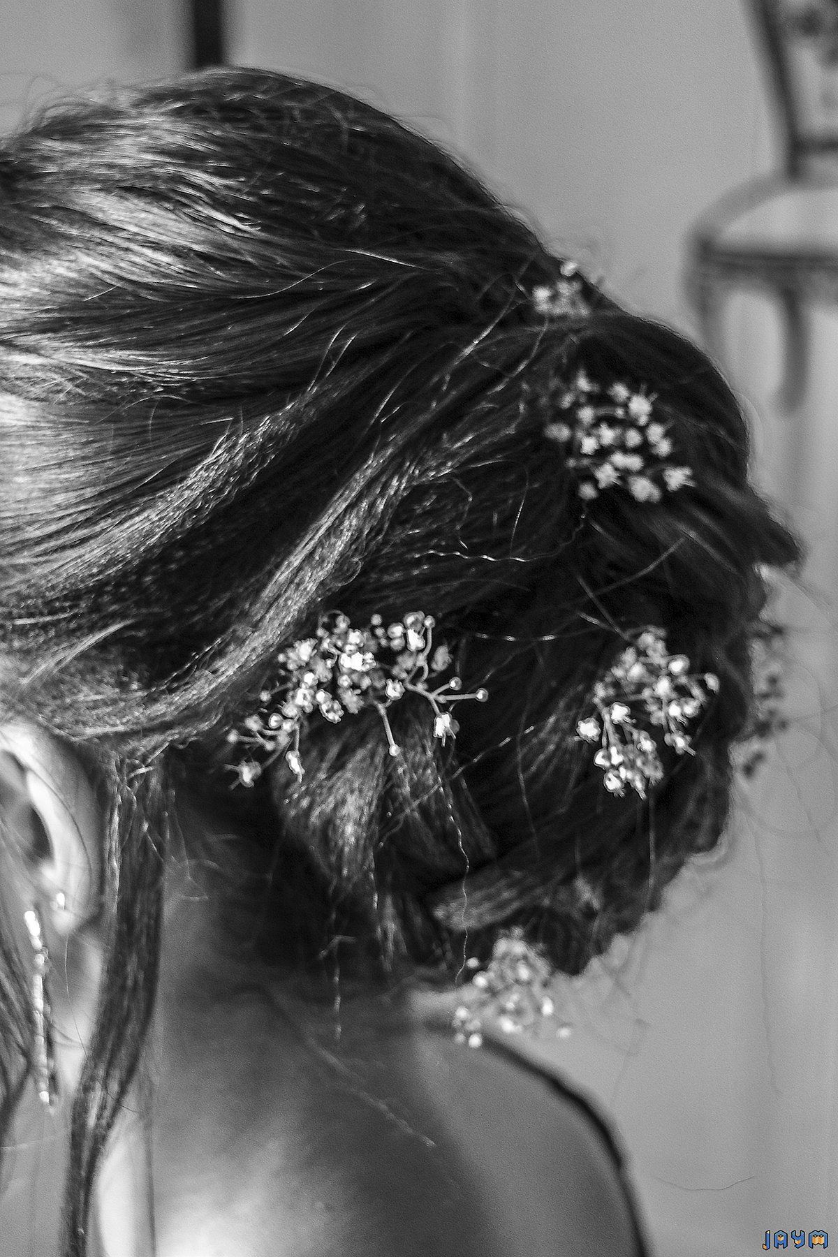 Vue de côté deu chignon de la mariée, coiffure de Maude.