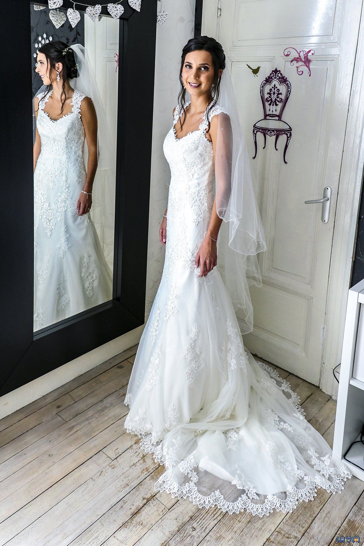 Elle porte enfin sa robe blanche comme neige.