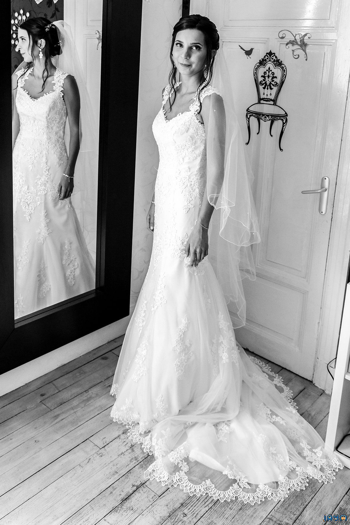 Sa beautée refletée avec sa magnifique robe de mariée.