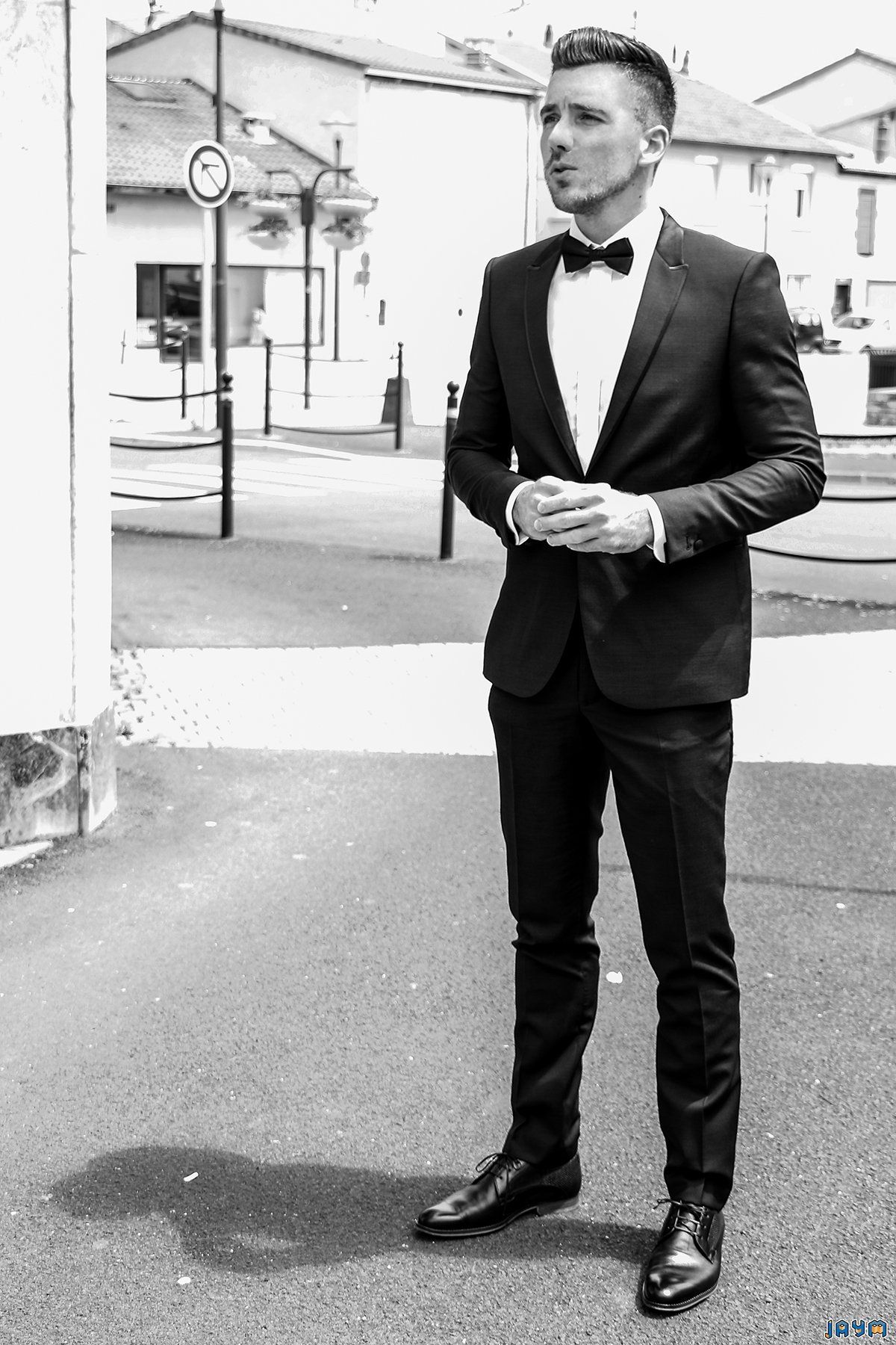 Le stress envahit le marié qui attend sa future femme.