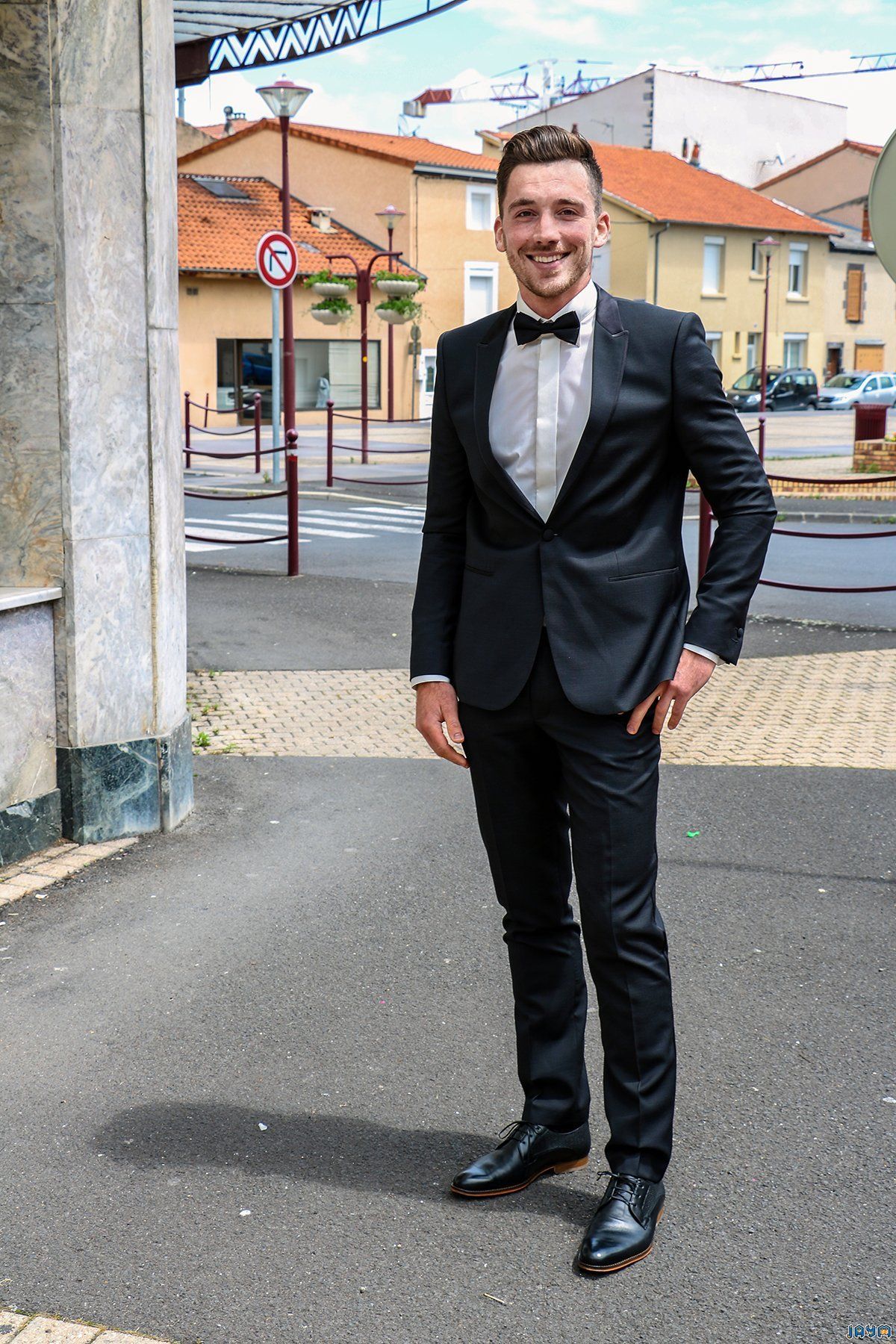 Sourire remplit de stress pour Mathieu le marié.