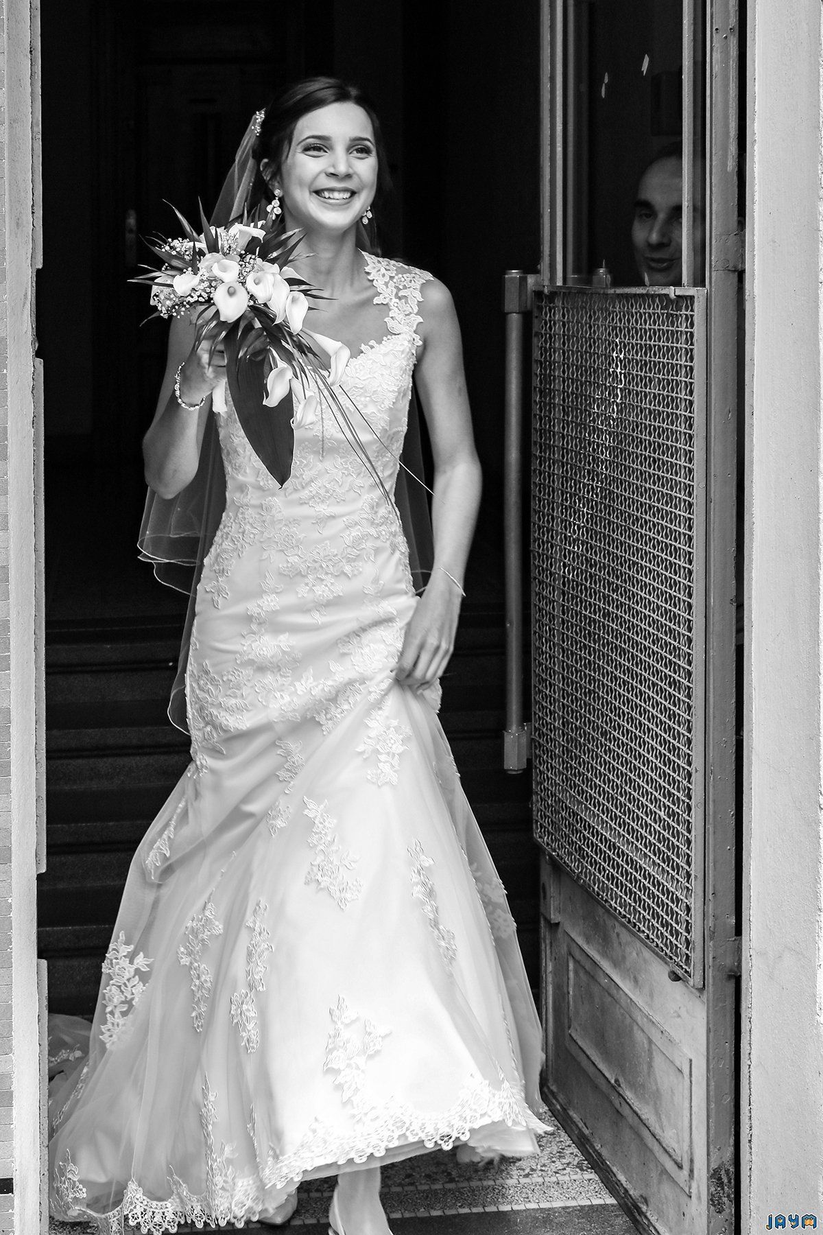 Une joie immense envahit la rue et la mariée heureuse de le retrouver.