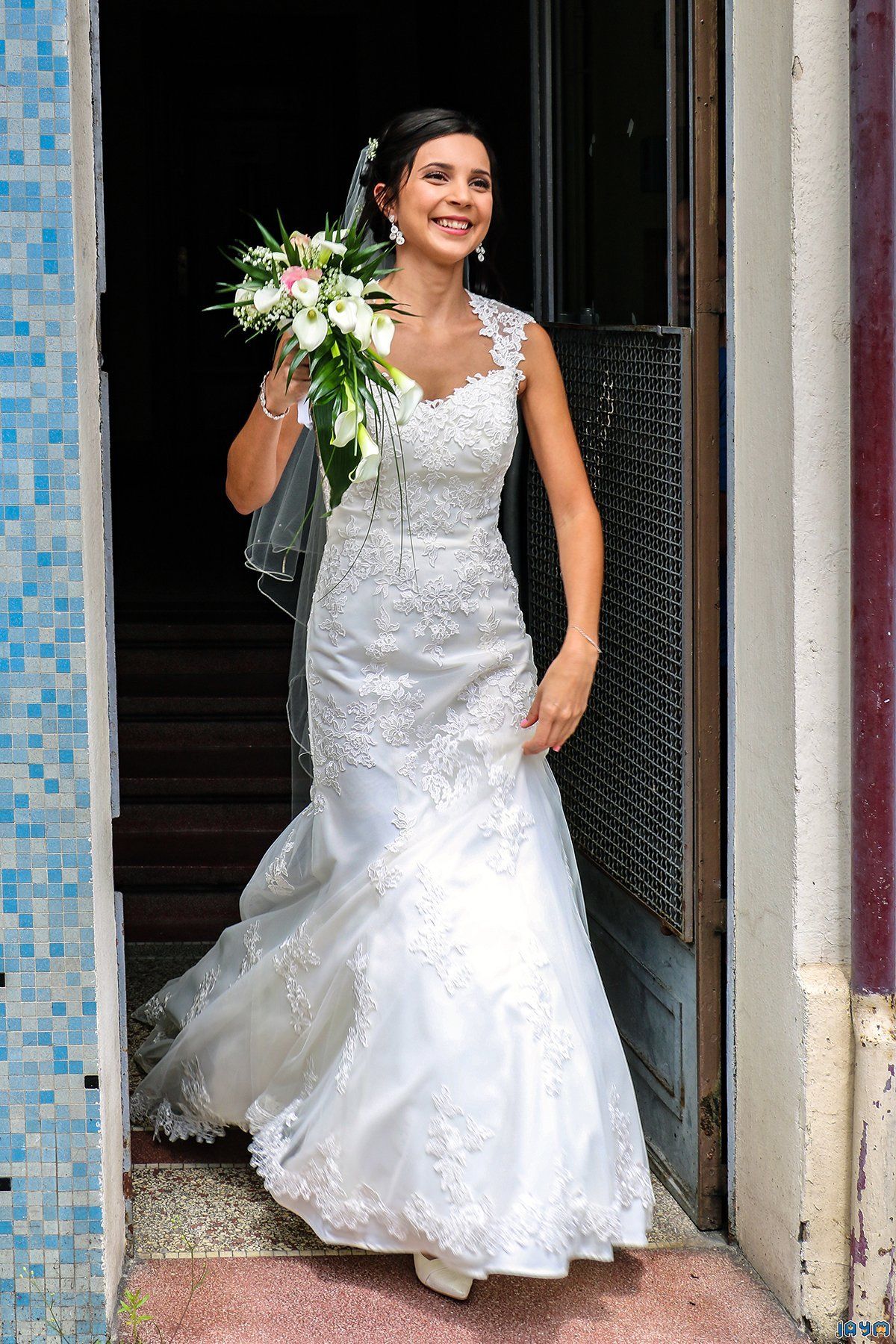 La mariée coure rejoindre son prince charmant dans une rue d'Aulnat.