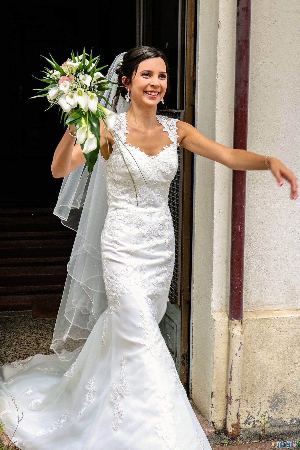 Elle le rejoint les bras grands ouverts et le sourire aux lèvres.