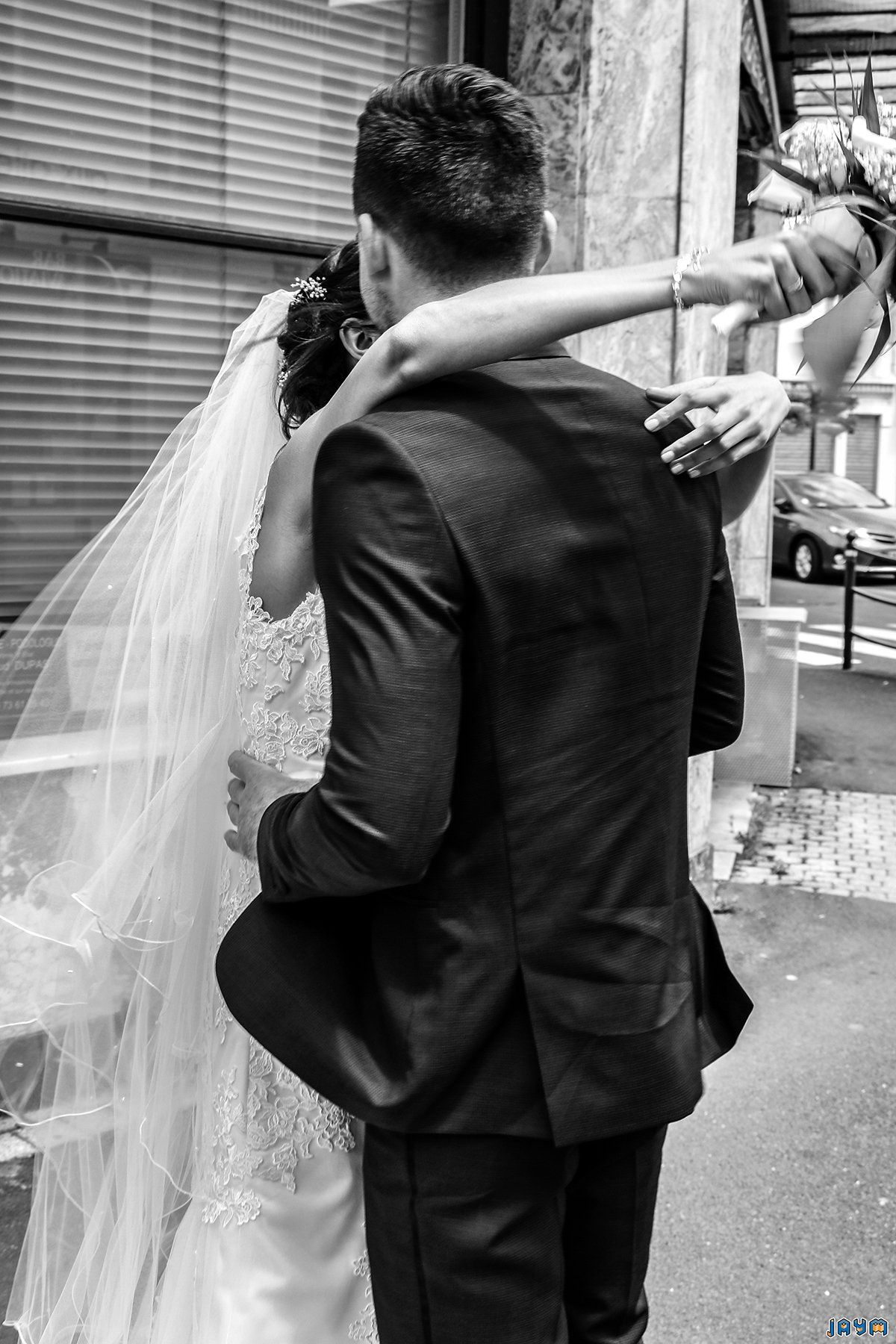 Elle se blotti contre lui, enlacée dans ses bras puissants.